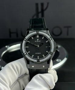 Đồng hồ nam Hublot Classic Fushion carbon Replica cao cấp Black niềng kim cương 45mm